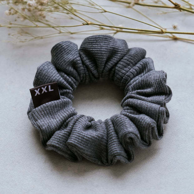 Ari Mini Scrunchie / Grey