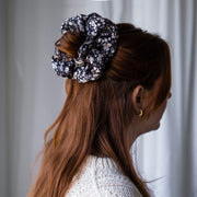 Taylah XXL Scrunchie / Black Flower